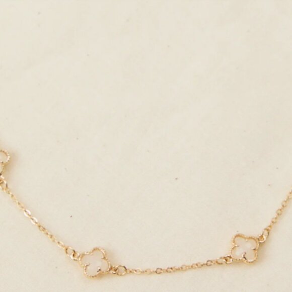 NWT Altar'd State Crystal Clover Chain Necklace - Picture 2 of 2